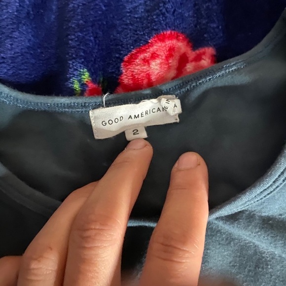 Good American Essential Cut In Crop Tank - Picture 3 of 3